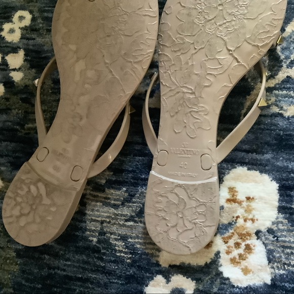 Valentino Garavini Rockstud Thongs size 40. - Picture 7 of 7